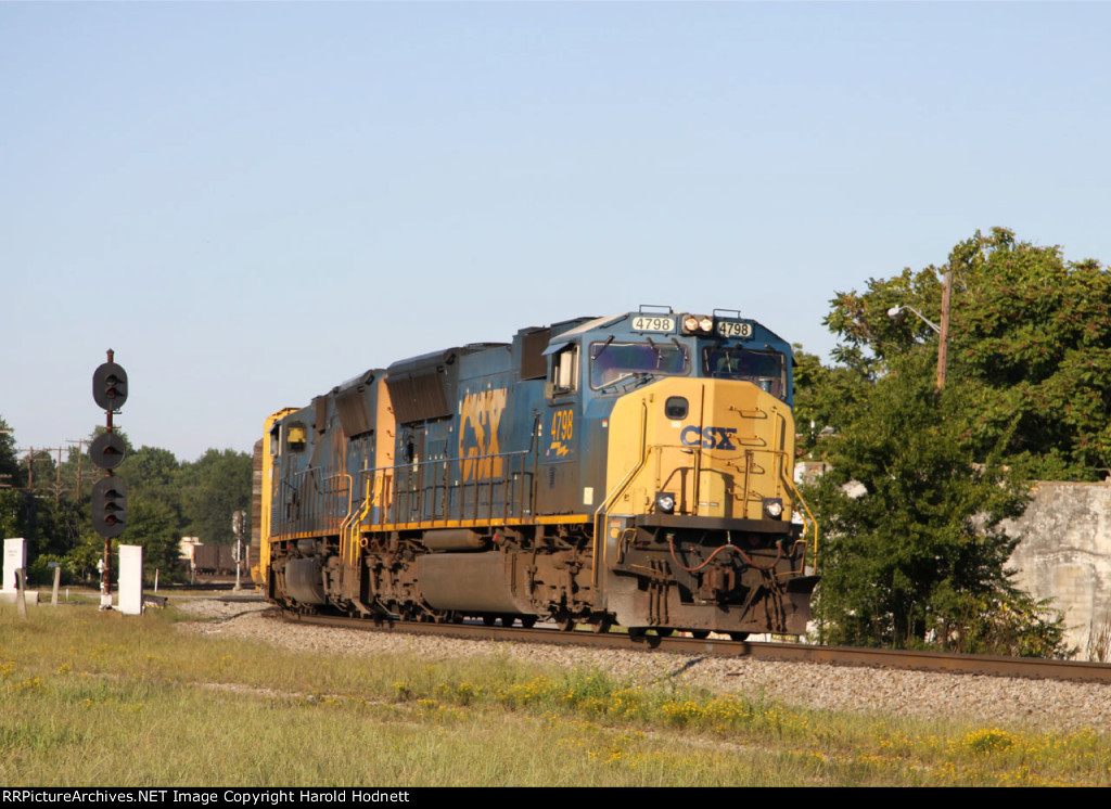 CSX 4798 leads a train out of the yard